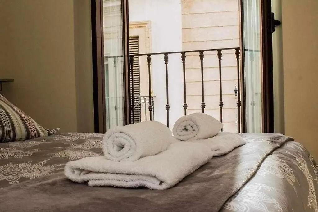 Casa Con Piscina Junto Catedral De Sevilla contacts
